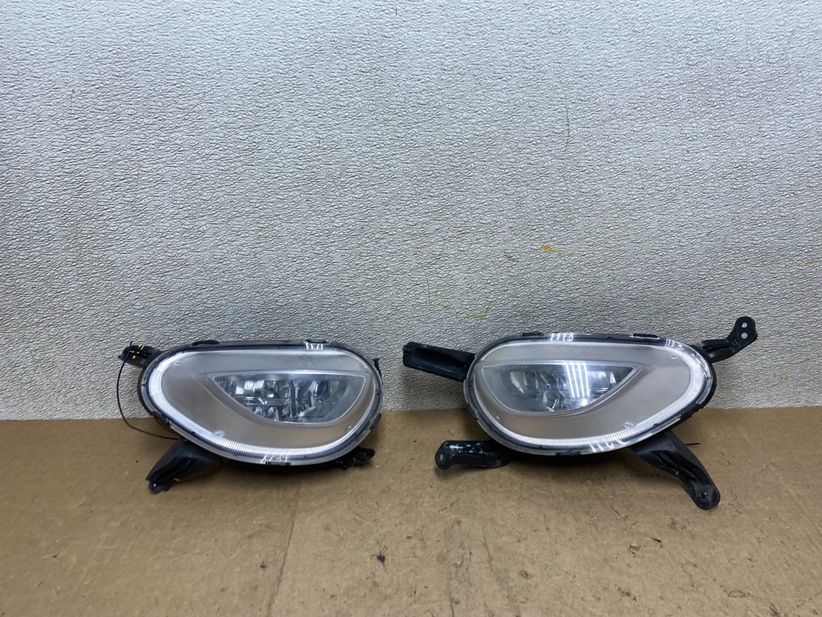 2014 to 2016 Kia Cadenza Front Left+Right Set Fog Light EM W9323 DG0