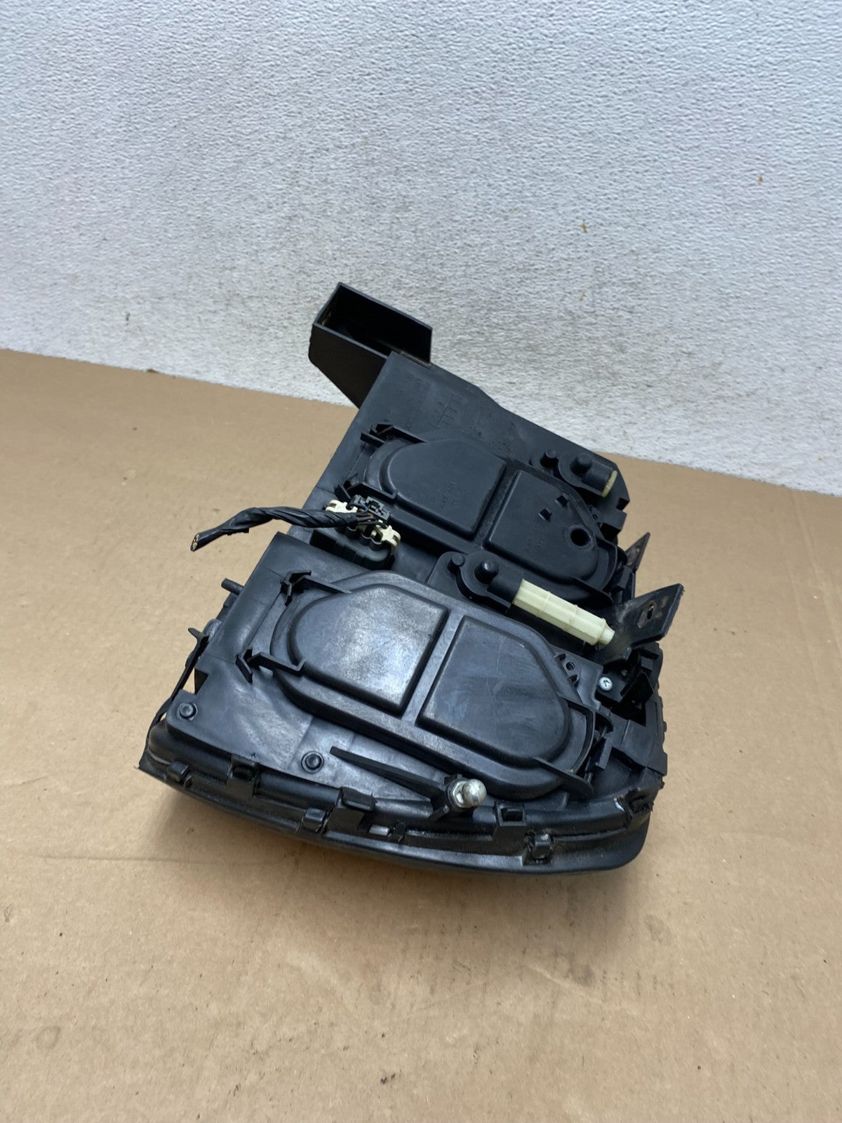 2000 to 2005 Cadillac Deville Right Passenger RH Side Headlight AG4545 DW5