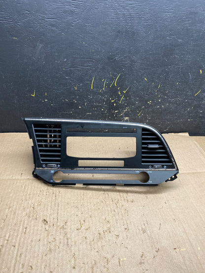 2017 - 2019 Hyundai Elantra Center Radio Climate Control Air Vent Bezel Y5390 DG0