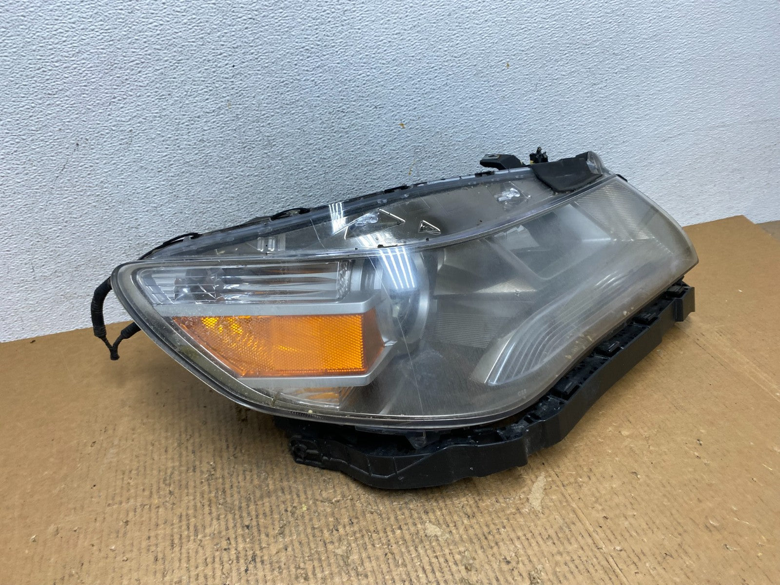 2009 to 2012 Acura RL Right Passenger RH Side Xenon HID Headlight AE1611 DG2