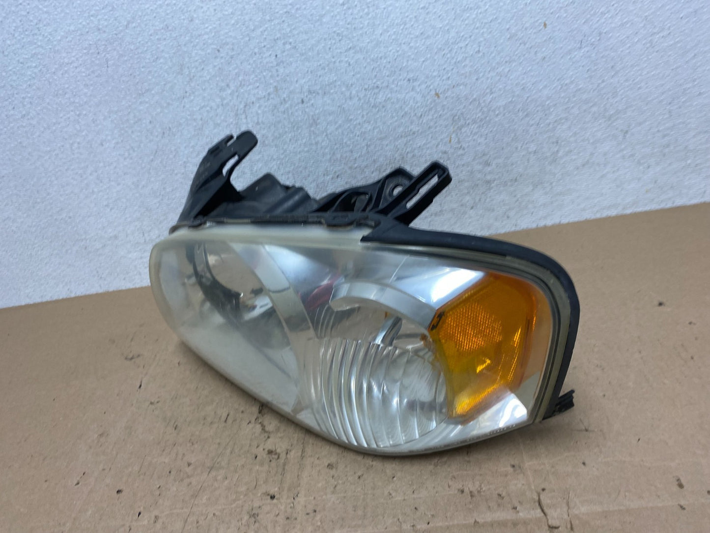 2005 - 2006 Mazda Tribute Left Driver LH Halogen Headlight AE6135 DW1