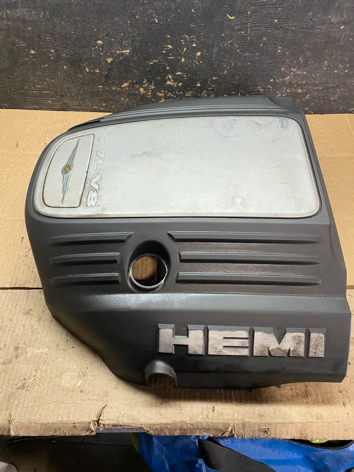 2005 to 2010 Chrysler 300 5.7L V8 Hemi Engine Motor Cover OEM X9596 DG2
