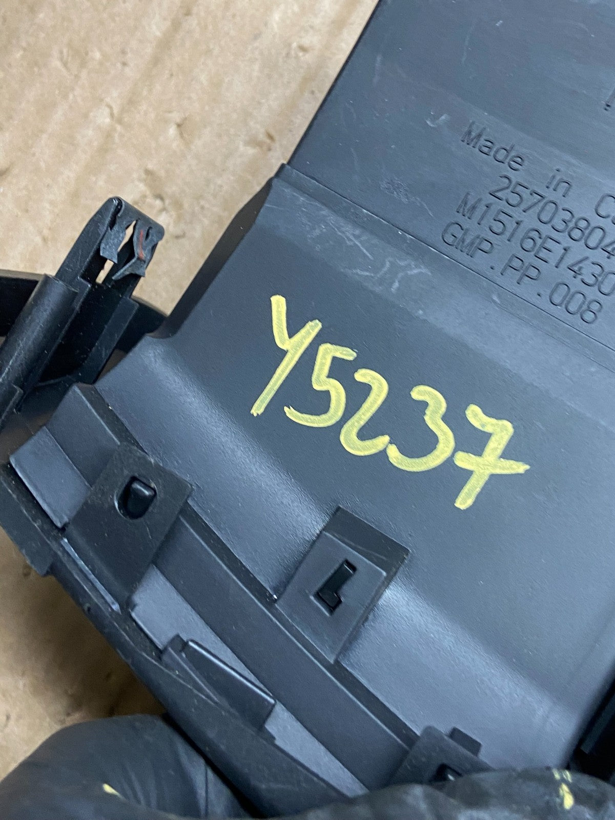 2004 to 2009 Cadillac SRX Front Center Dash A/C Air Vent Y5237 DG6