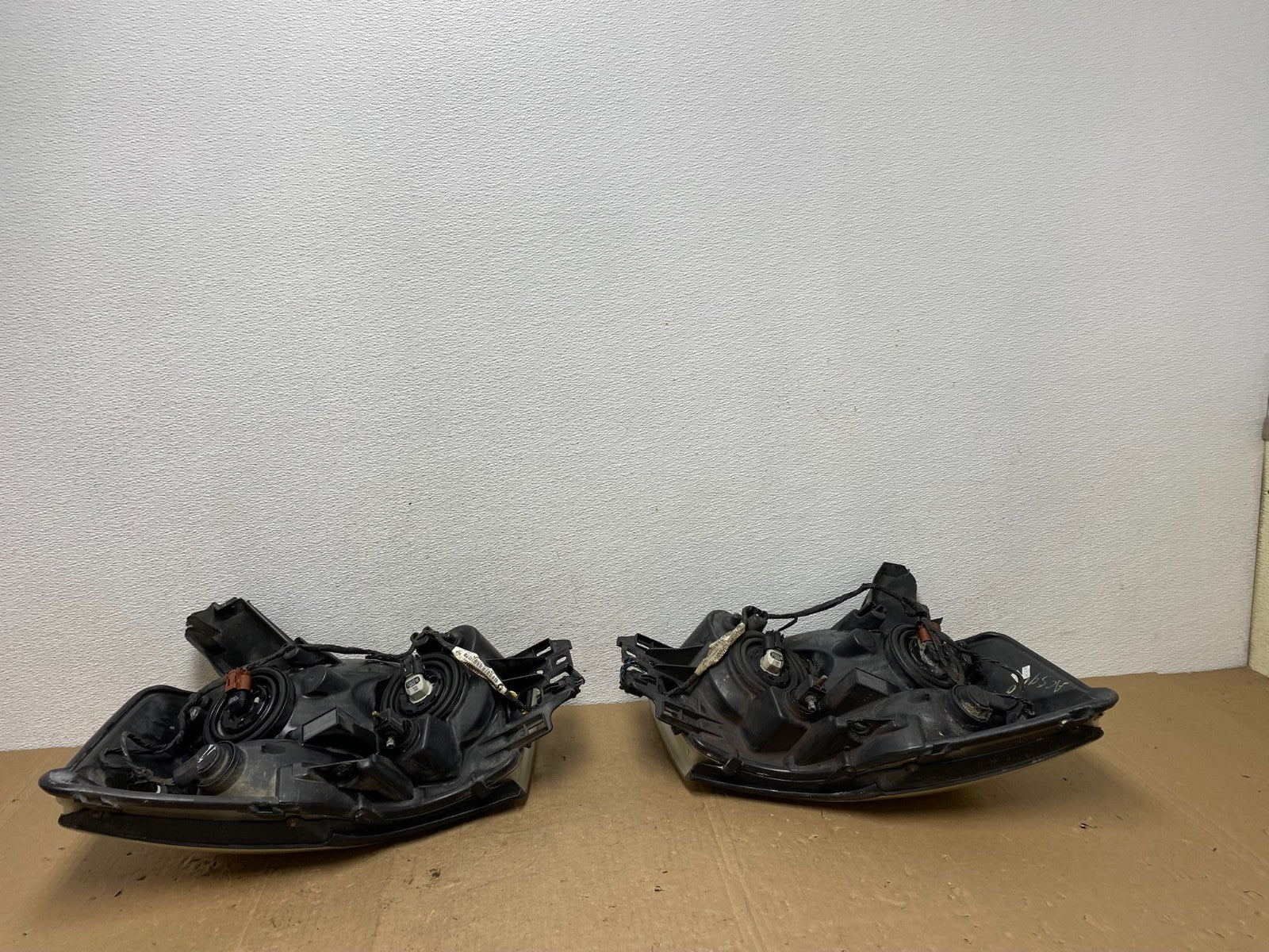 2004 to 2007 Nissan Armada Left+Right Side Set Headlights AC5970 DW9