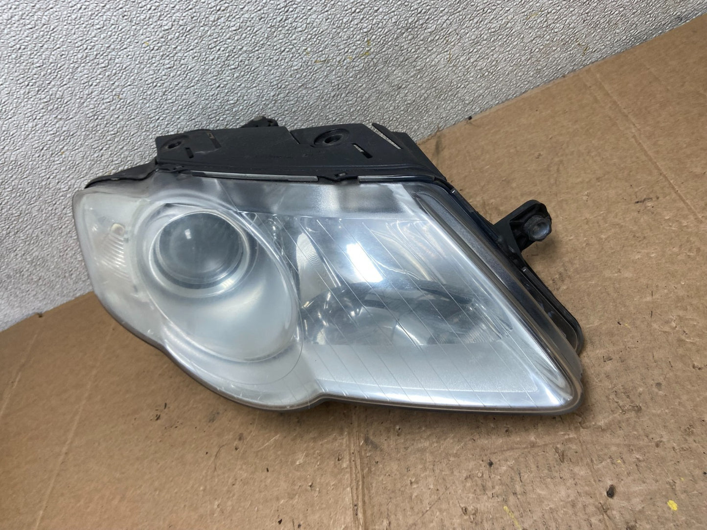 2006-2010 Volkswagen Passat Right Passenger Side Halogen Headlight OEM AA1485 PS1