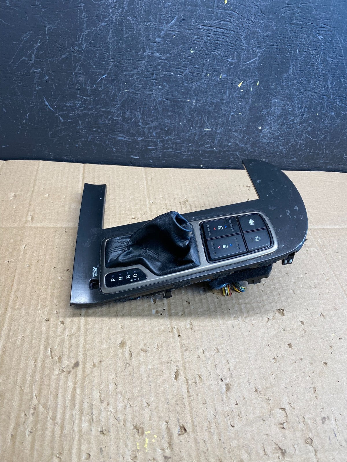2012 to 2017 Hyundai Azera Center Console Shifter Bezel Trim ab3148 DG1