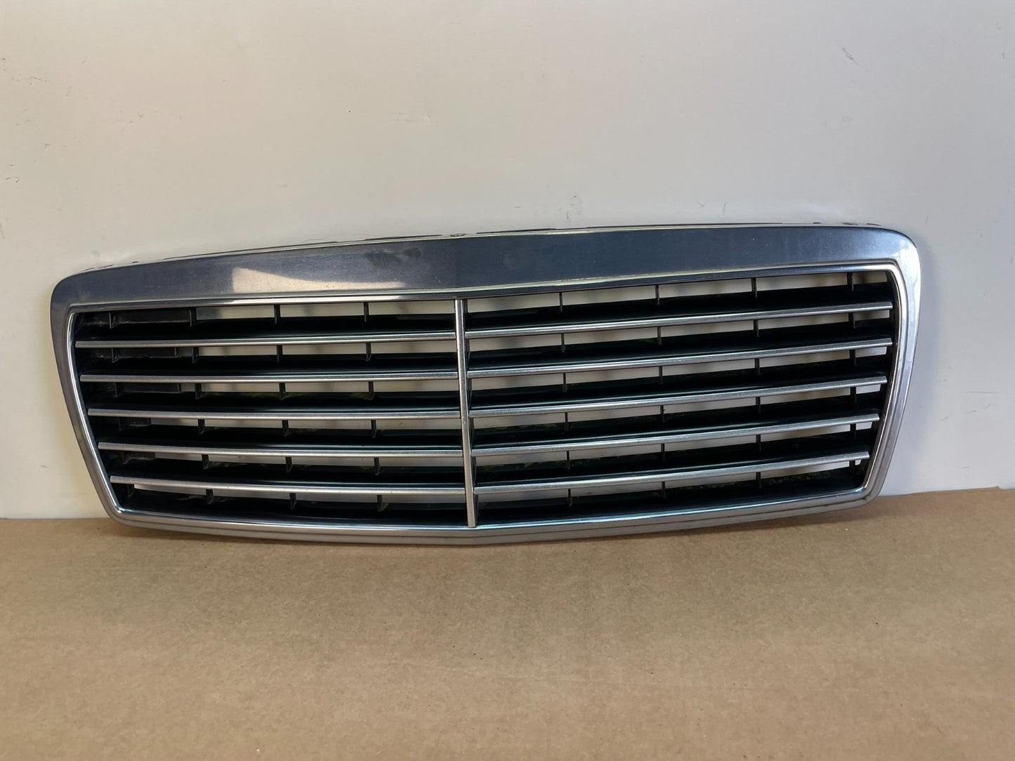 1996 to 1999 Mercedes Benz E320 Front Upper Grill Grill 2108880123 af8537 DG0