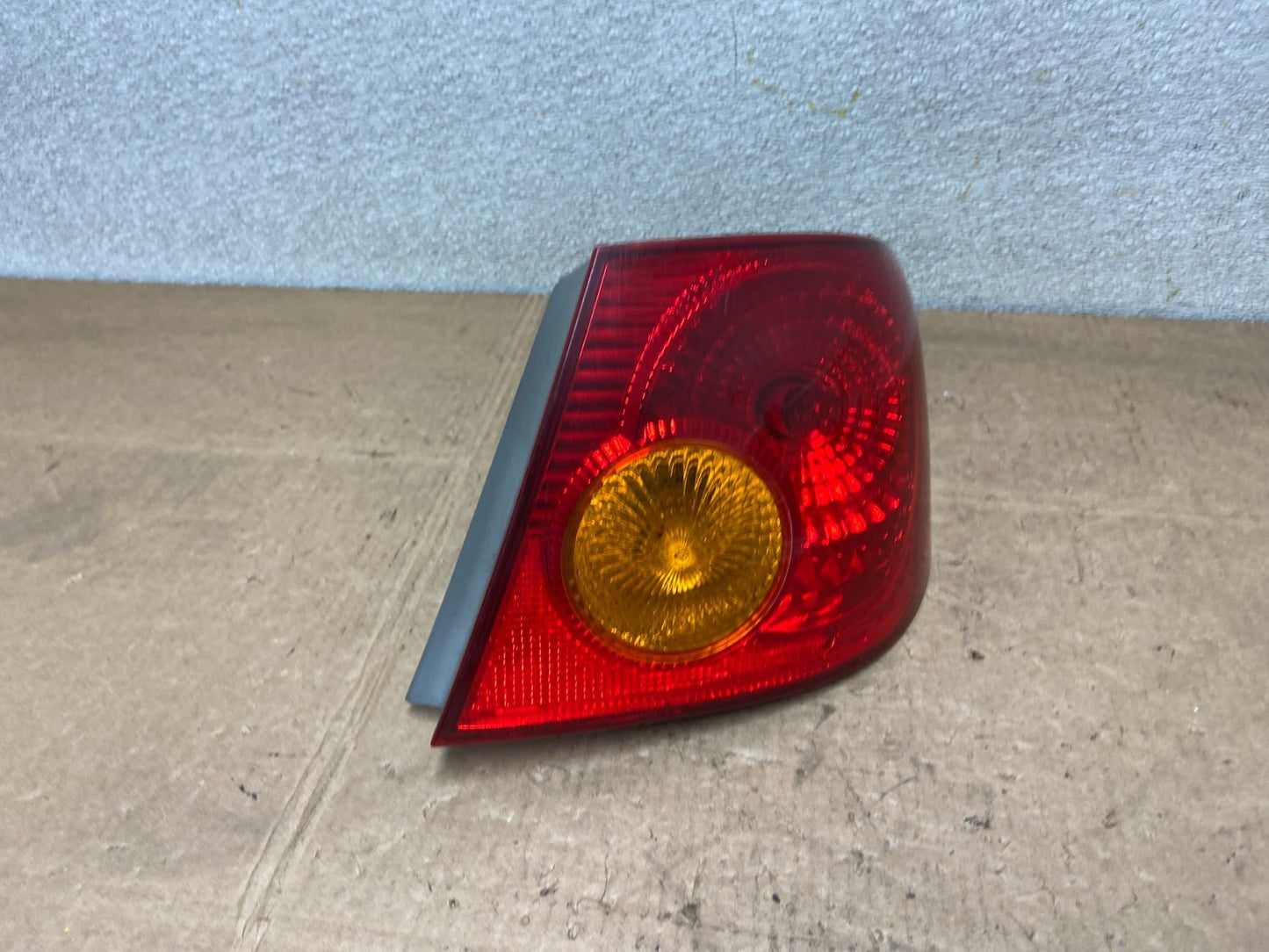 2003 to 2005 Toyota Corolla Right Passenger RH Side Tail Light Oem Y5932 DG2