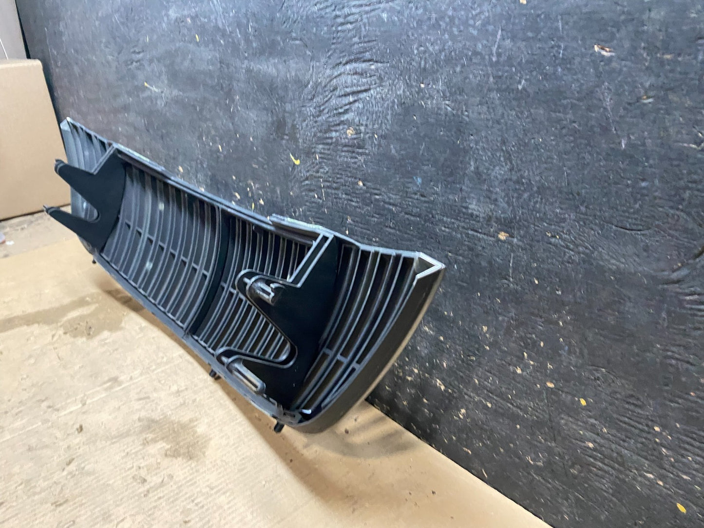 1998 to 2002 Lincoln Town Car Grille Chrome Plastic X3229 PS5