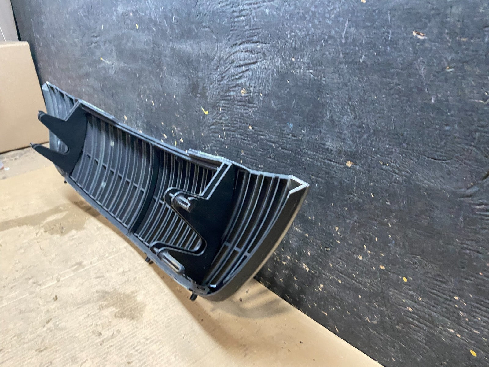 1998 to 2002 Lincoln Town Car Grille Chrome Plastic X3229 PS5