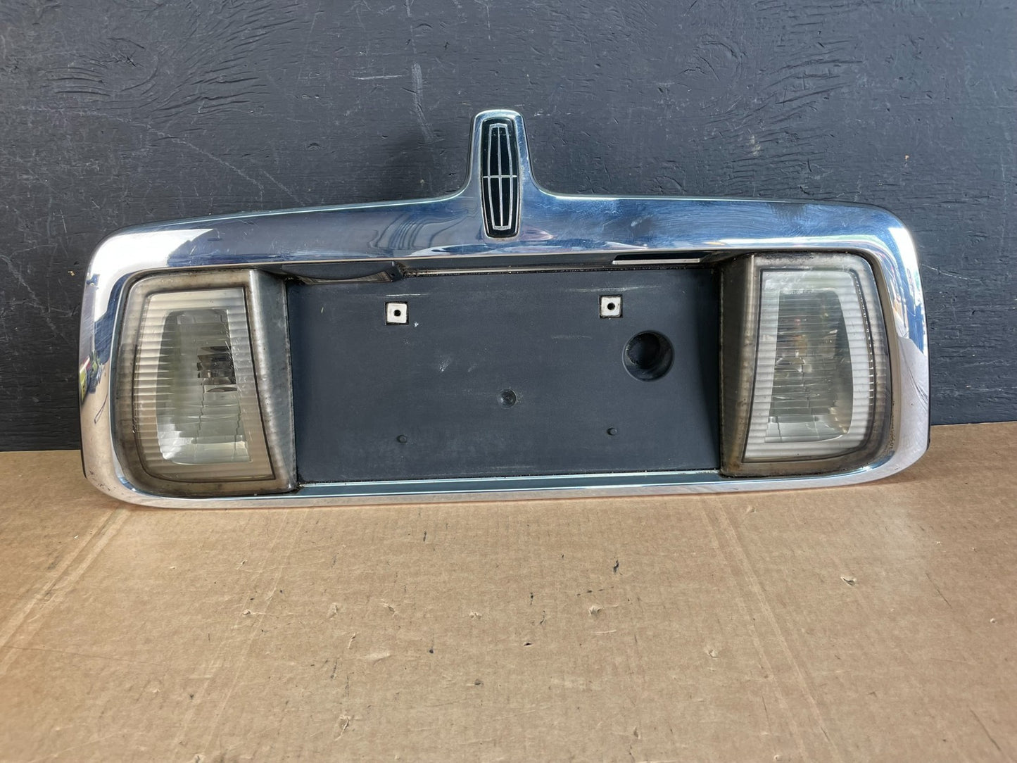 2000- 2002 Lincoln LS Rear Finish Panel Trunk Panel Chrome AE8429 DW0