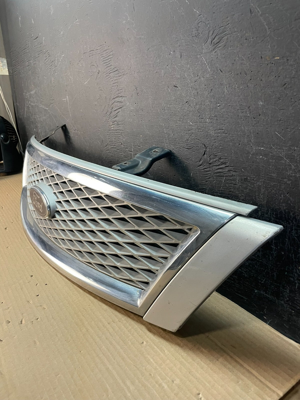 2005 2006 2007 Ford Five Hundred Front Upper Grill Grille Logo Emblem AF8572 DG1