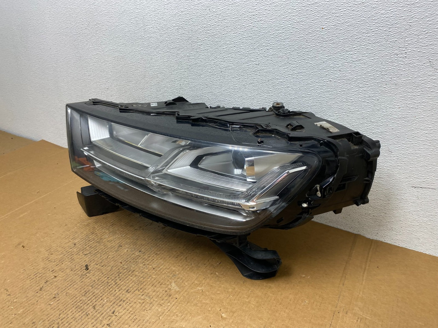 Complete! 2017 to 2019 Audi Q7 Left Driver Side Headlight AE12181