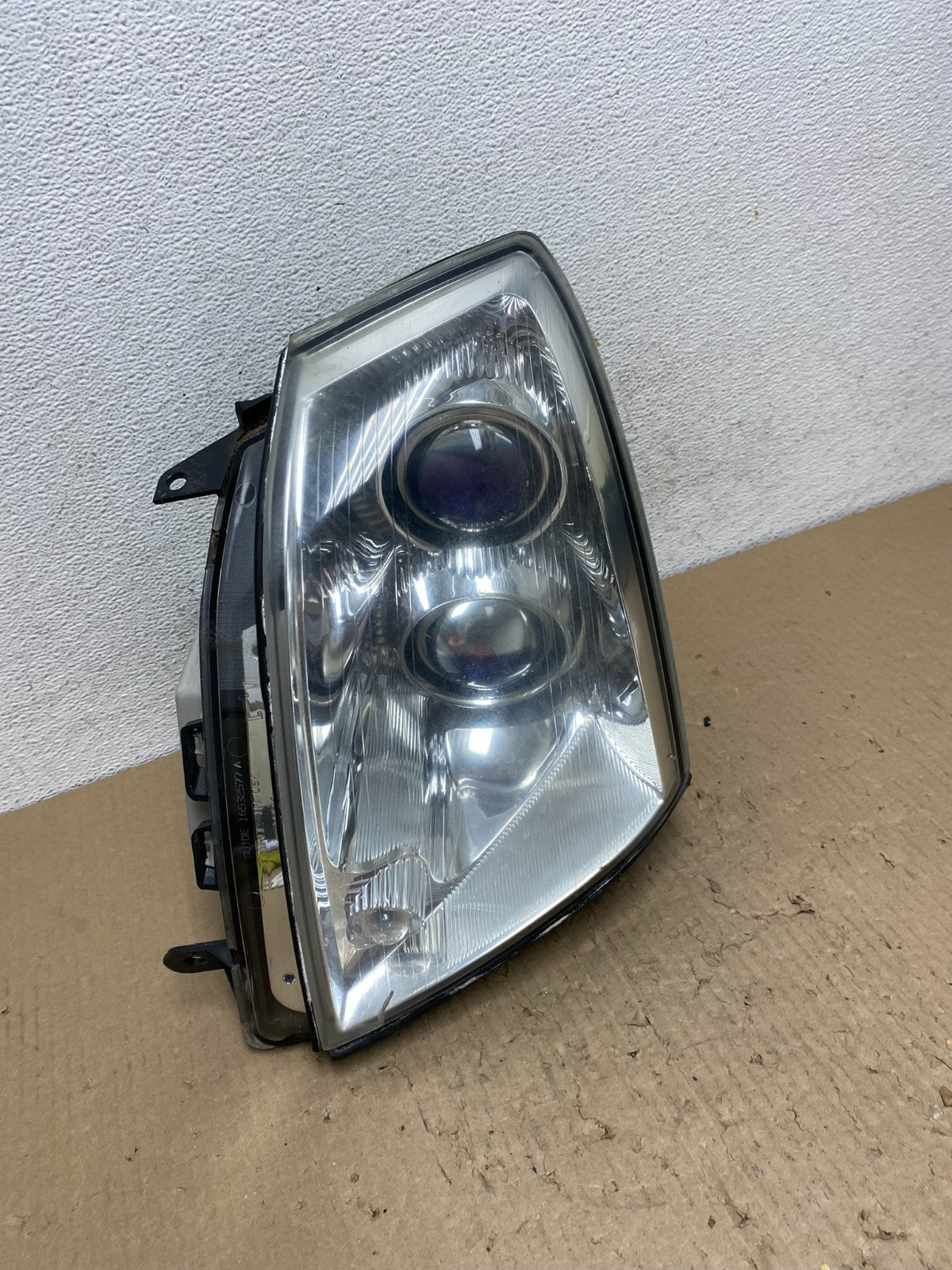 2005 to 2011 Cadillac STS Left Driver LH Side Xenon Headlight AE9804 DW2