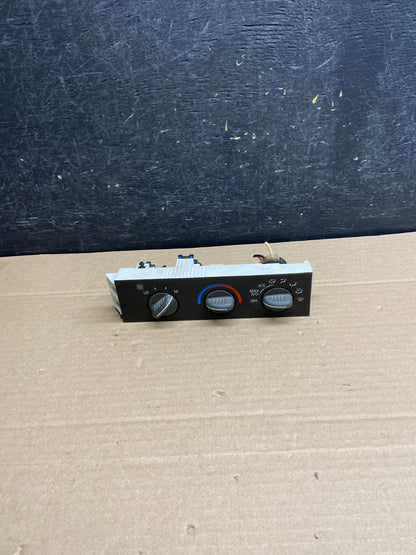 2001 - 2007 GMC Chevrolet Express 1500 Climate Control A/C AG5105 DG0