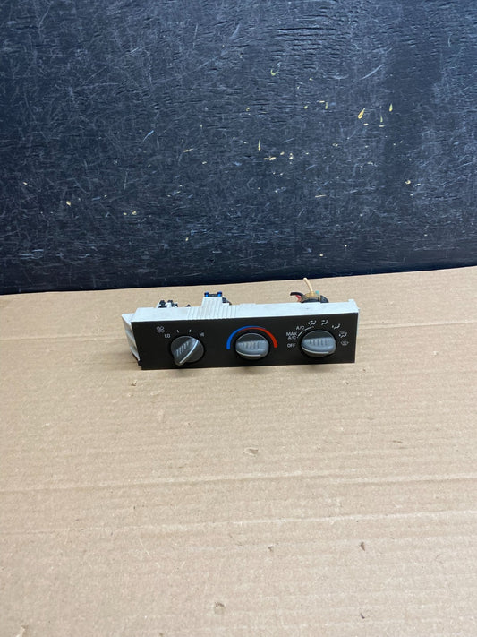2001 - 2007 GMC Chevrolet Express 1500 Climate Control A/C AG5105 DG0