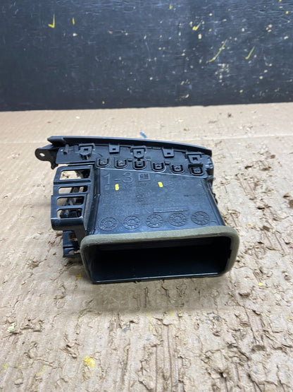 2014 to 2019  Chvrolet Silverado Front Panel Dashboard Air Vent V7561 DG3