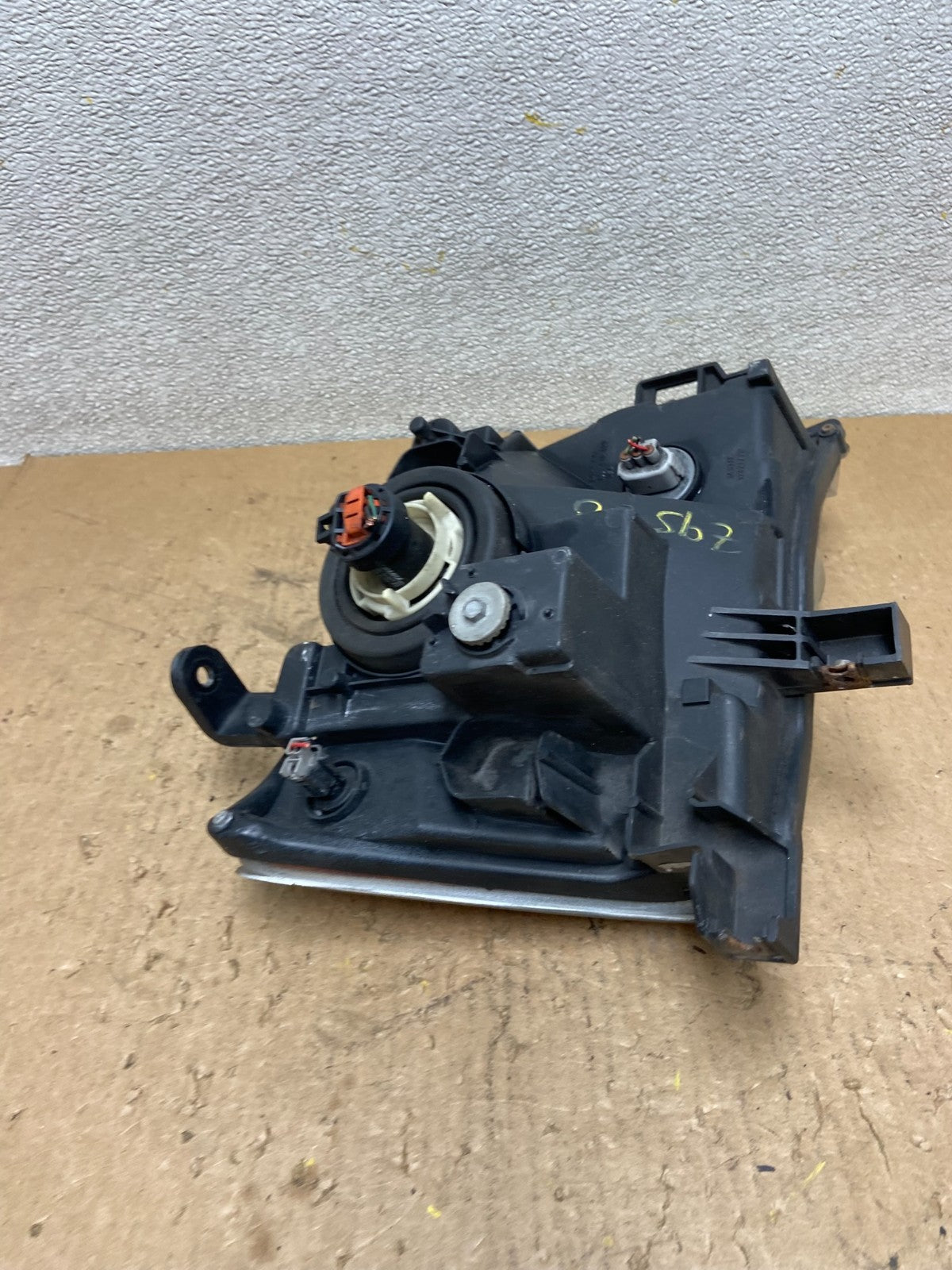 2005 - 2015 Nissan Xterra Driver Left LH Side Headlight Z9550 DW8