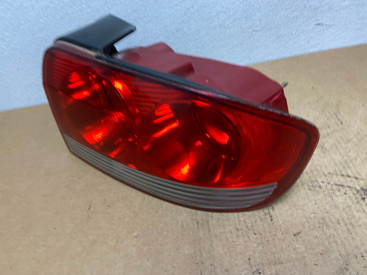 2002 - 2005 Hyundai Sonata Right Passenger RH Side Tail Light OEM AC2950 LK1