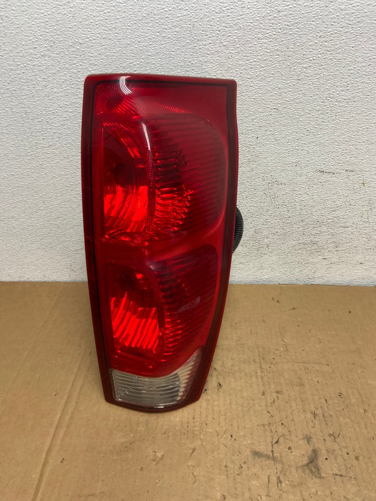 2002 - 2006 Chevrolet Avalanche Right Passenger Rh Side Tail Light AD3169 LK0
