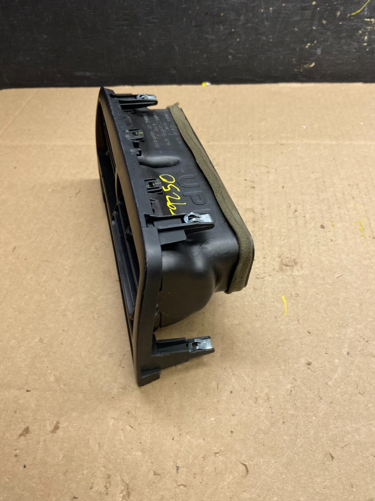 1997 to 2001 Lexus ES330 ES300 Front Center Side Air Vent t9250 DG2