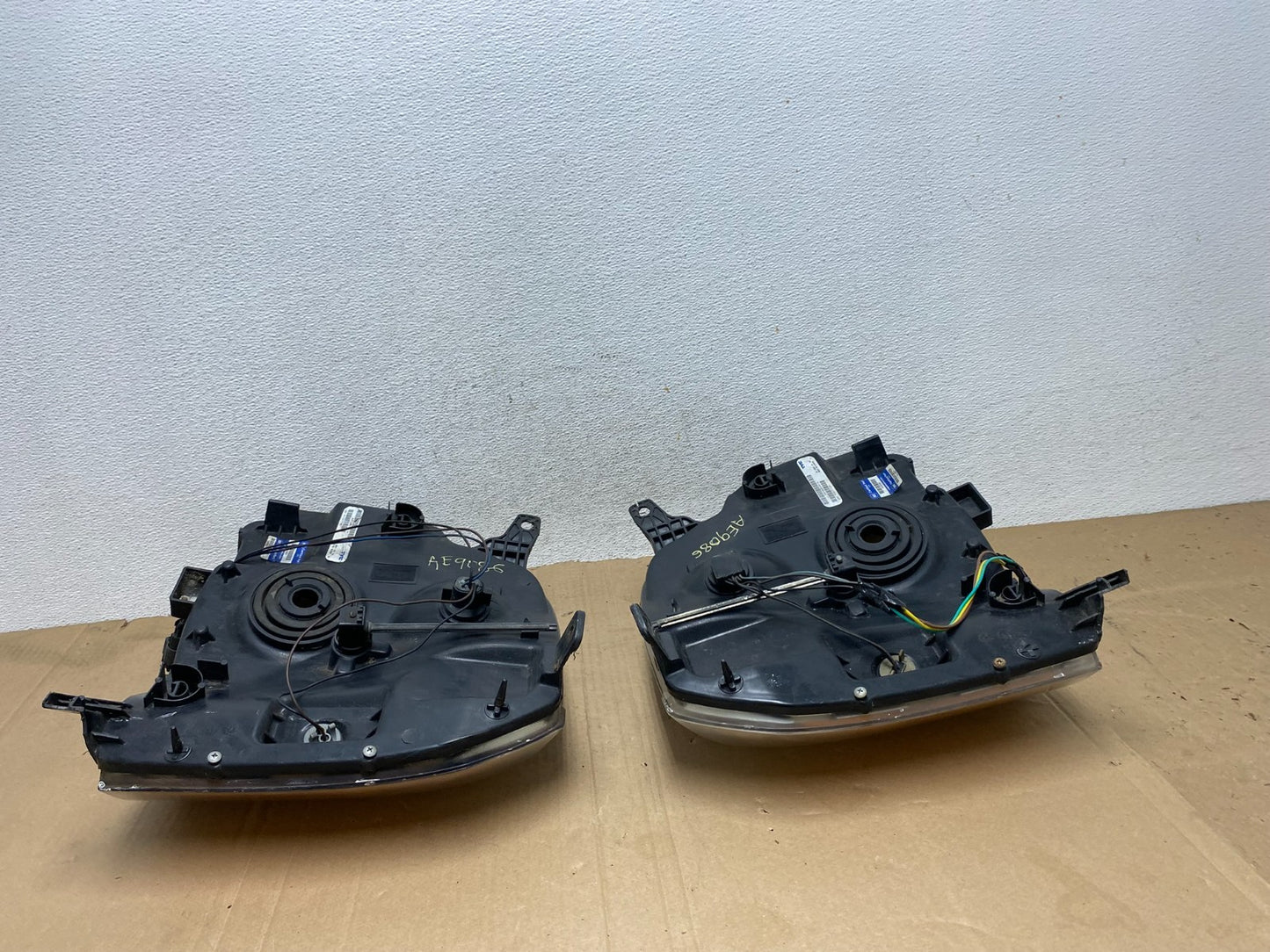 2007 - 2014 GMC Yukon Halogen Headlights Left+Right Side Set AE9086 DW8
