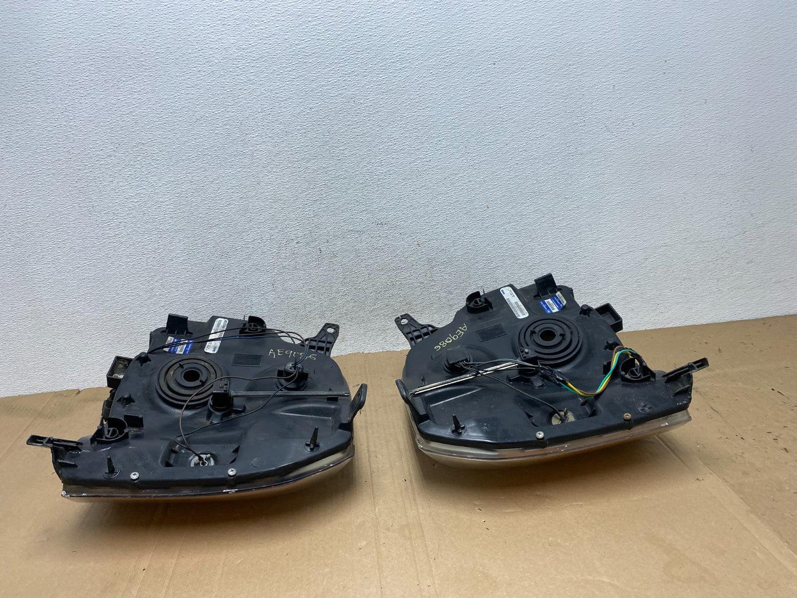 2007 - 2014 GMC Yukon Halogen Headlights Left+Right Side Set AE9086 DW8