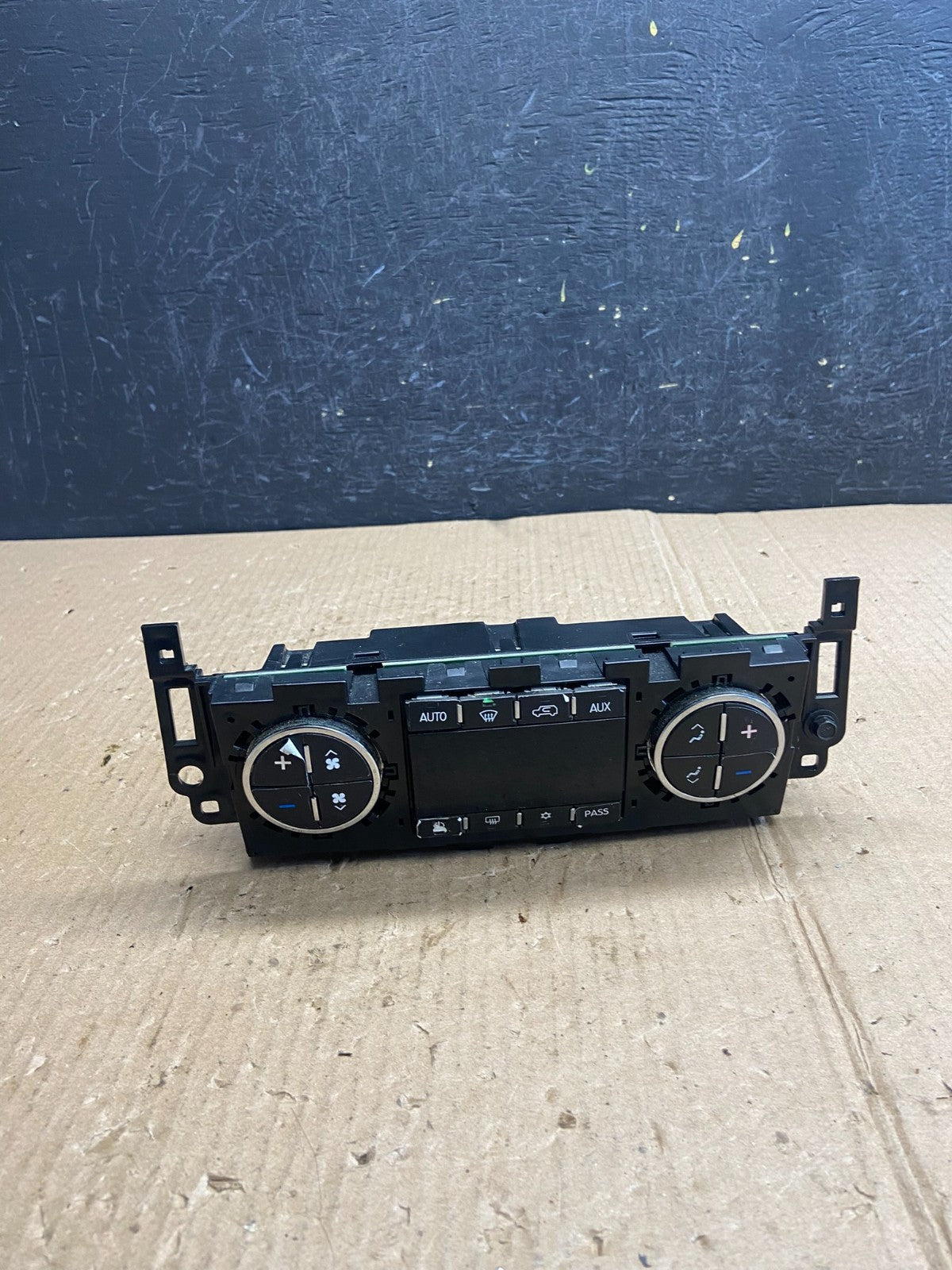 2007-2011 GMC Yukon Tahoe Automatic Climate Temperature Temp Control AE4021 DG0