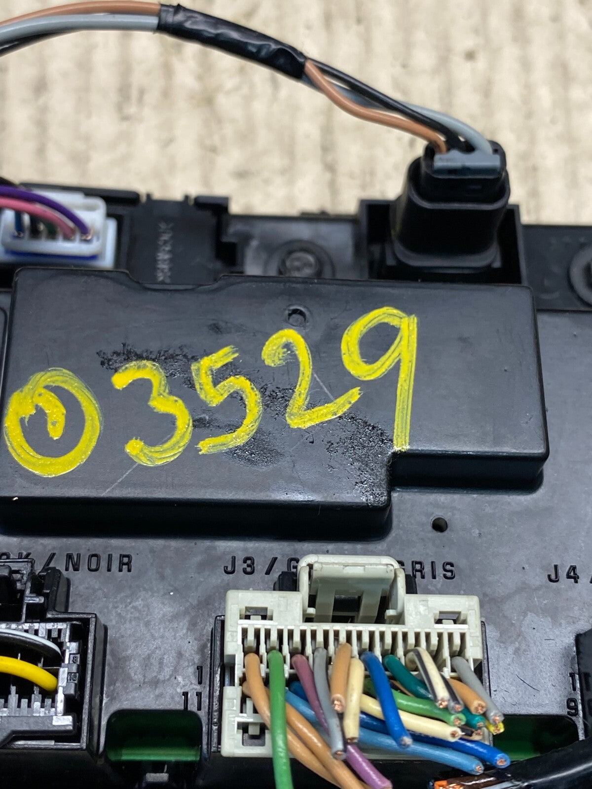 2007 to 2010 Saturn Outlook A/C HVAC Climate Control Radio Bezel Trim O3529 DG9