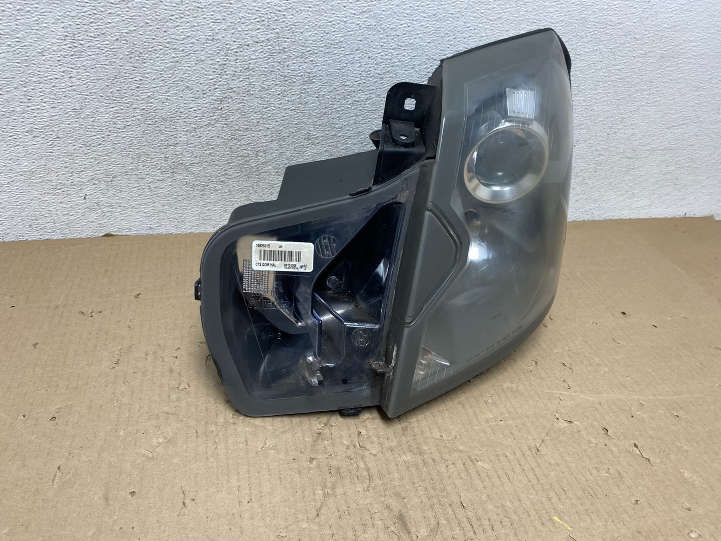 2003 to 2007 Cadillac CTS Left Driver LH Halogen Headlight AG59302