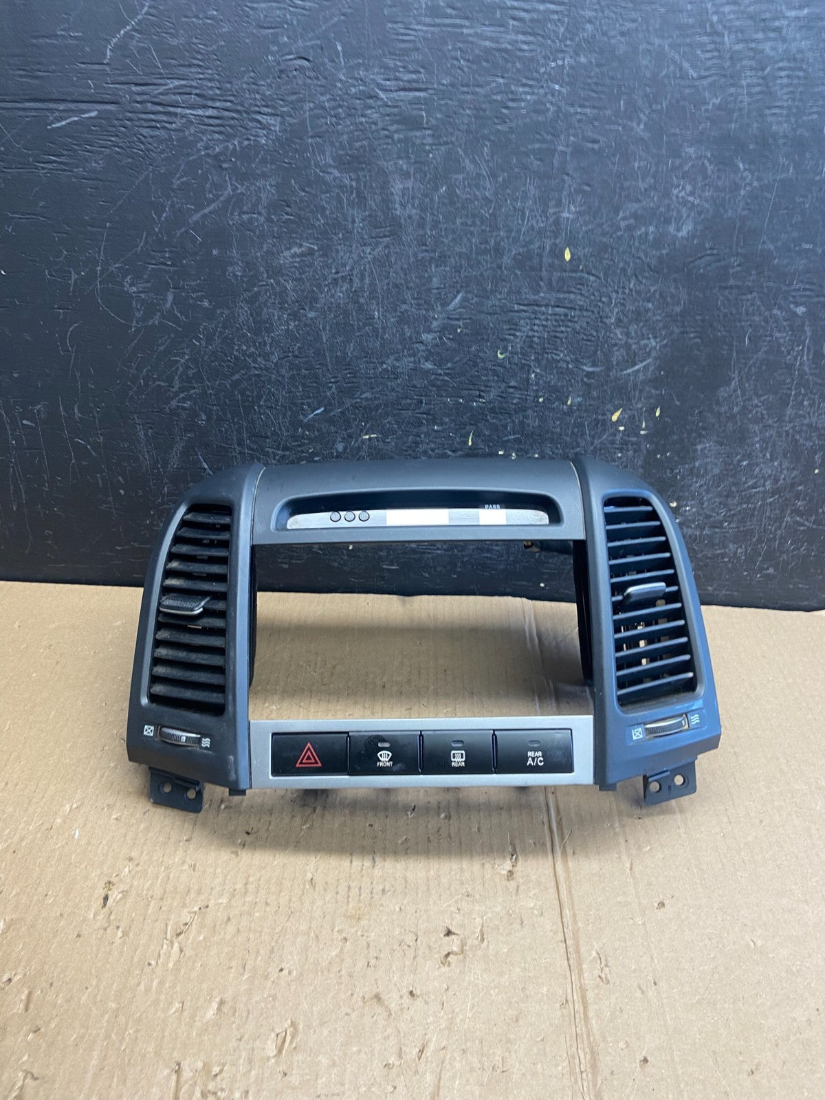 2007 to 2009 Hyundai Santa Fe Center Dashboard Radio Bezel Trim AE3959 DG0