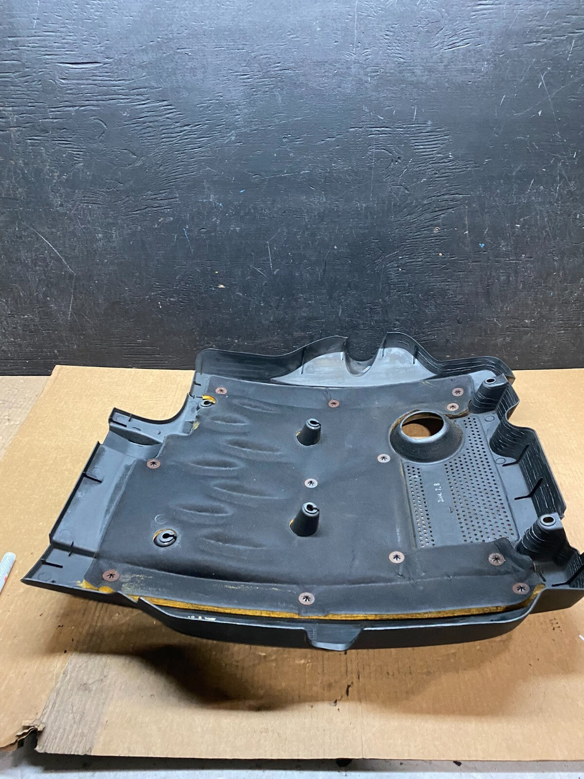2002 to 2005 Kia Sedona V6 3.5L Engine Motor Cover H4714 DG16