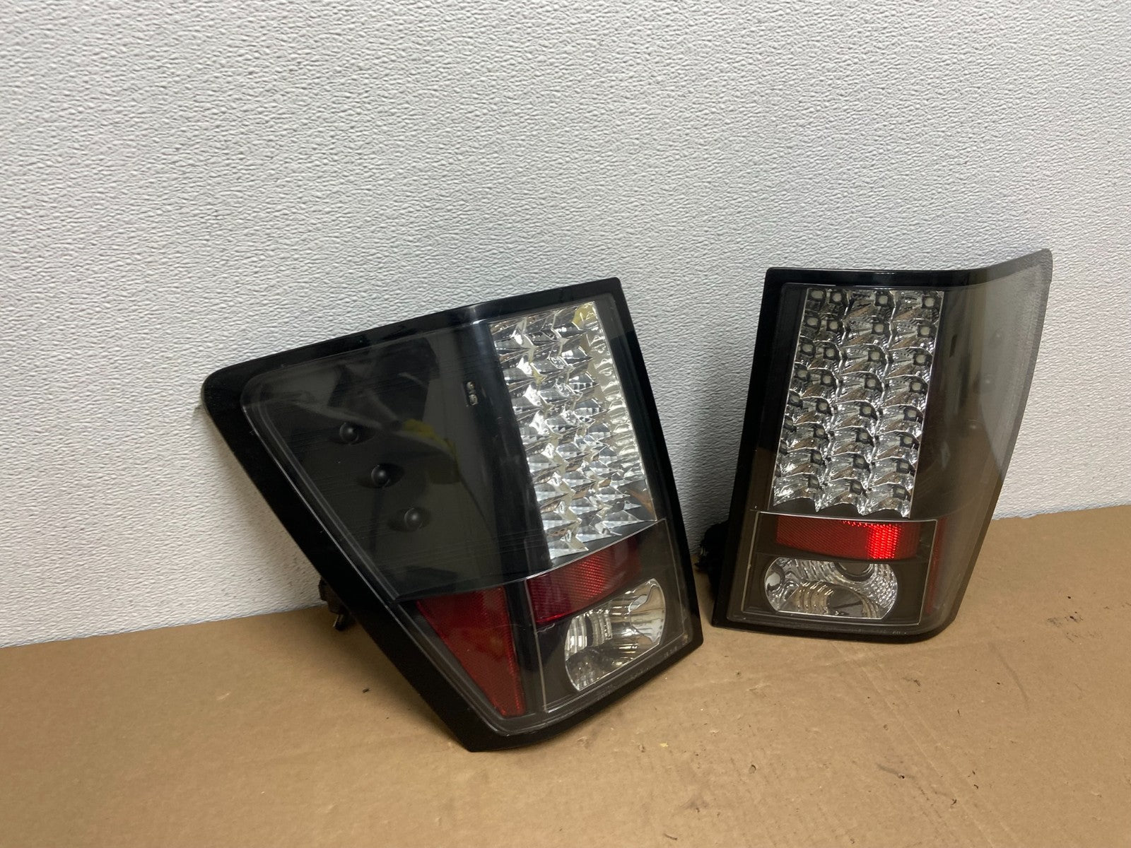 2005-2006 Jeep Grand Cherokee Left+Right Set Black LED Tail Lights AB6358 DG2