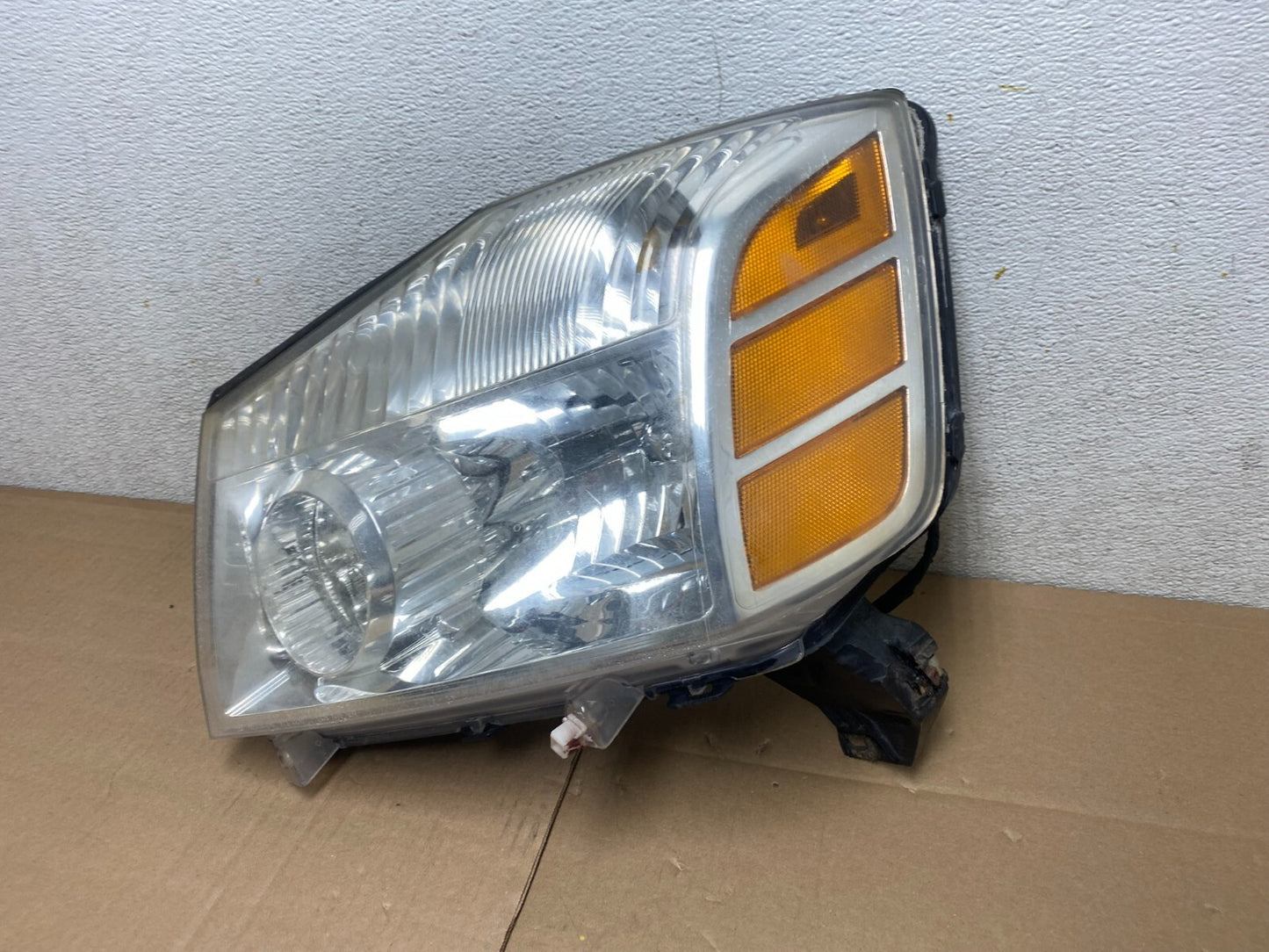 2004 to 2007 Nissan Armada Left Driver Lh Side Headlight Halogen M4620 DW1