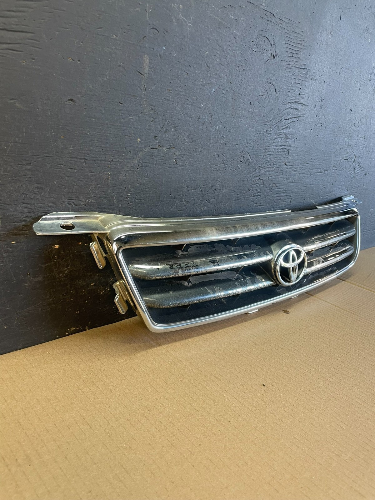 2000 to 2001 Toyota Camry Front Upper Grill Grille AE34782