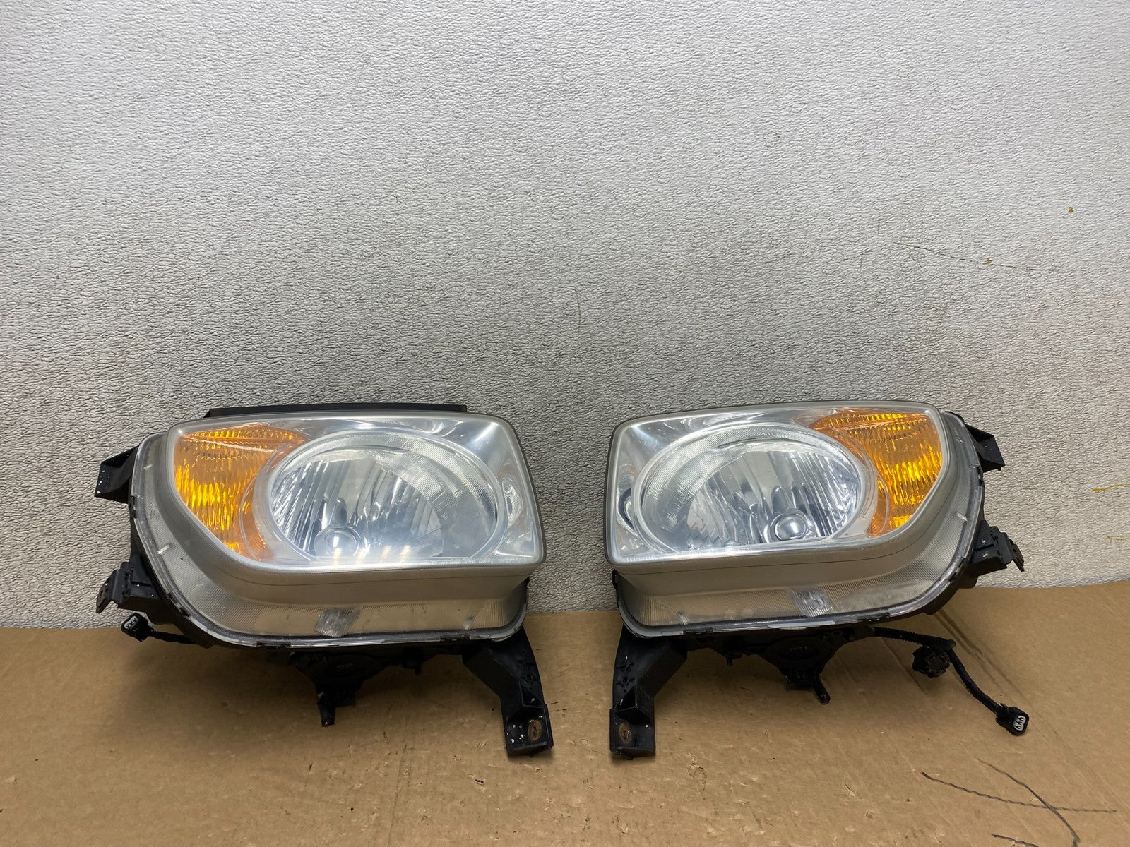 2003 to 2006 Honda Element Left+Right Side Headlights U9911 DW0