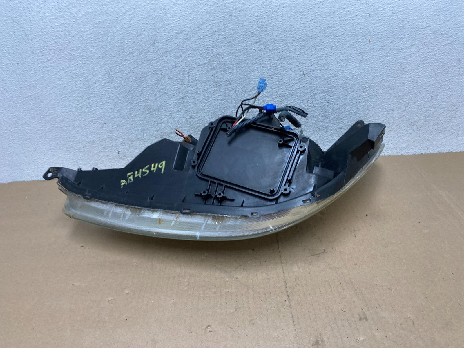 2004-2005 Toyota Sienna Right Passenger Halogen Headlight AG4549 DW7