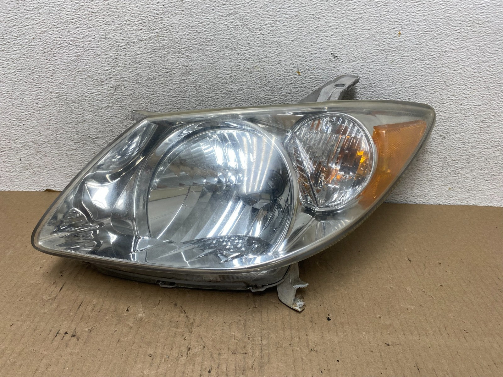 2005 to 2008 Pontiac Vibe Left Driver LH Side Headlight Halogen AG7975 DW0