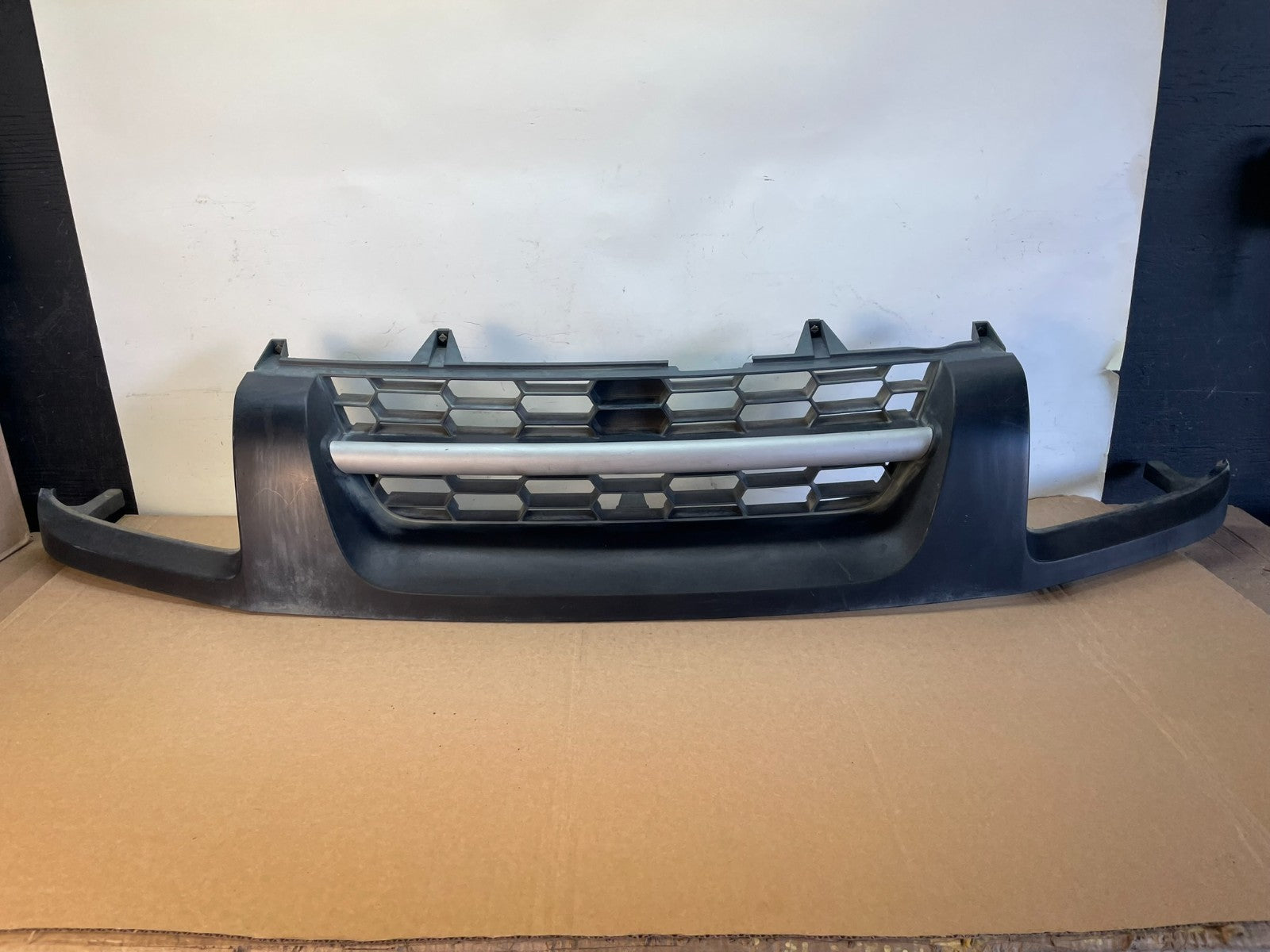 2002 to 2004 Nissan Xterra Front Upper Grill Grille AG7566 DG0