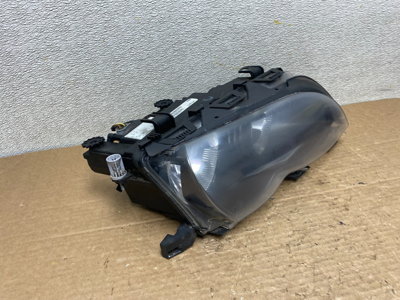 2002 to 2005 BMW 3 E46 Sedan Right Passenger RH Halogen TYC Headlight Z2904 DW2