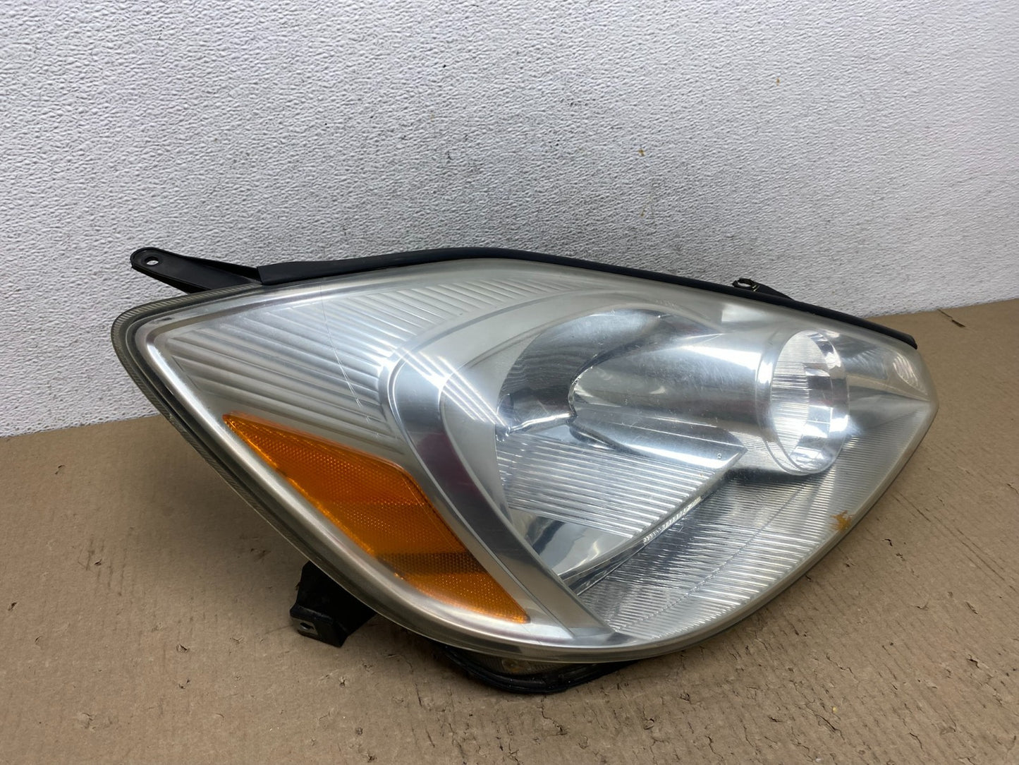 2004-2005 Toyota Sienna Right Passenger Halogen Headlight AF2826 DW2