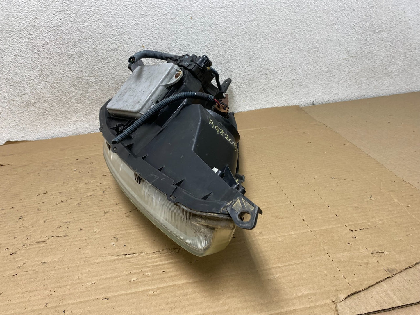 2004-2005 Toyota Sienna Left Driver LH Side Xenon Headlight AG8203 DW7