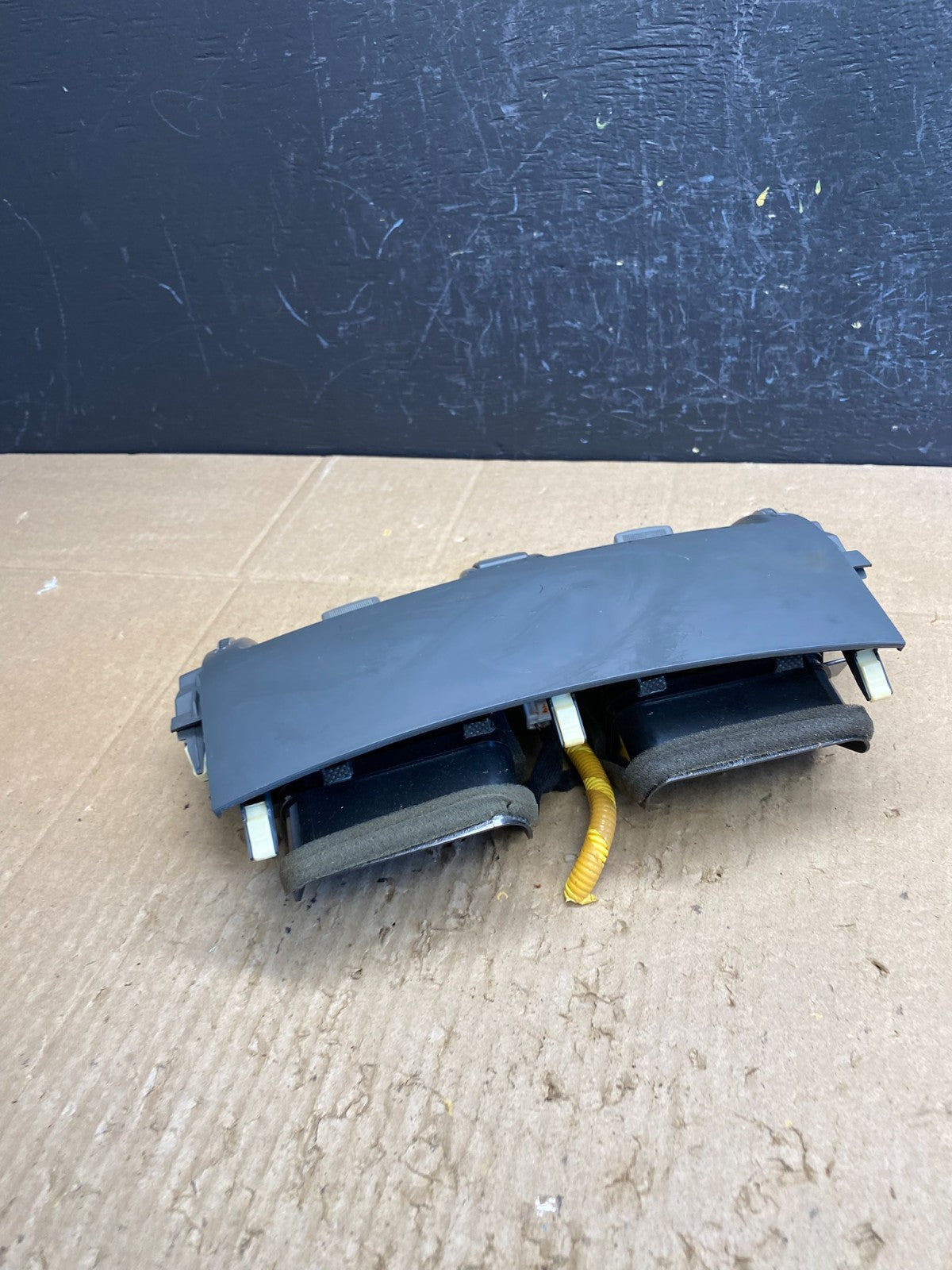 2009-2011 Kia Borrego Center Dash Hazard Air Vent Trim Panel 84740-2J50 AC4805DG5