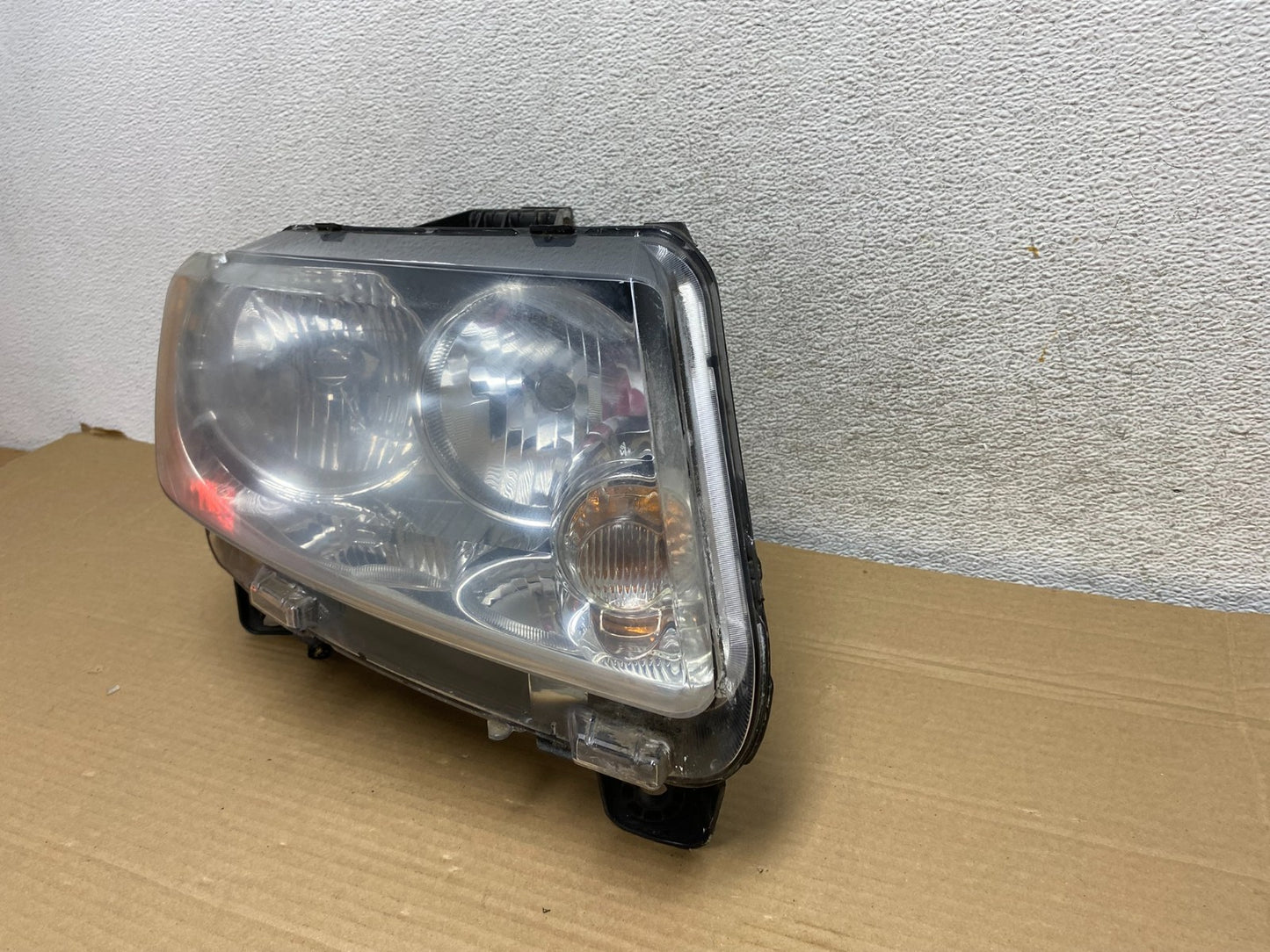 2011-2013 Jeep Grand Cherokee Right Passenger Halogen Headlight AG8844 DW2
