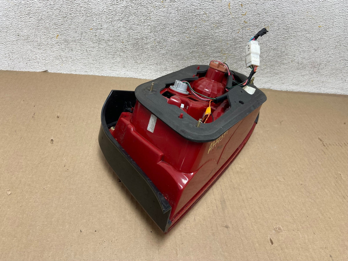 2002 to 2005 Hyundai Sonata Left Driver Lh Side Tail Light AH4371 LK5