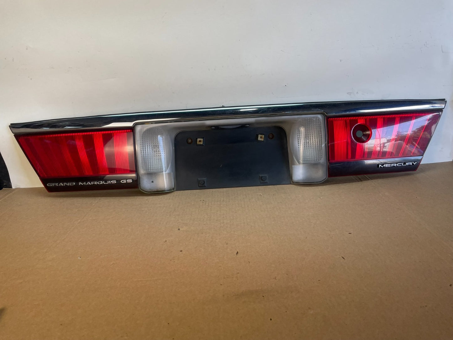 1998 to 2002 Mercury Grand Marquis Trunk Lid Center Tail Light ag2850 DG0