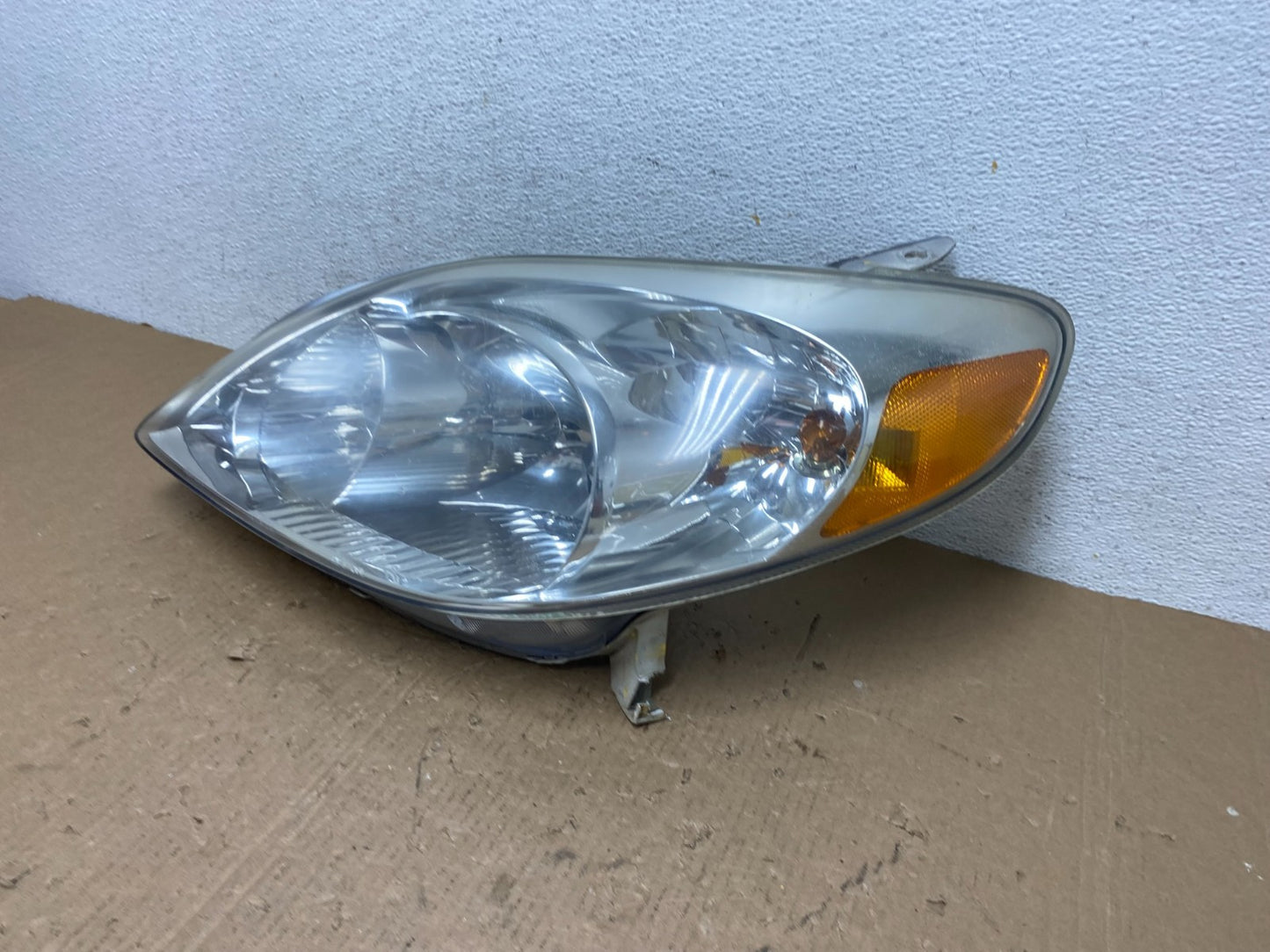 2003 to 2008 Toyota Matrix Left LH Side Halogen Headlight AD8129 DW1