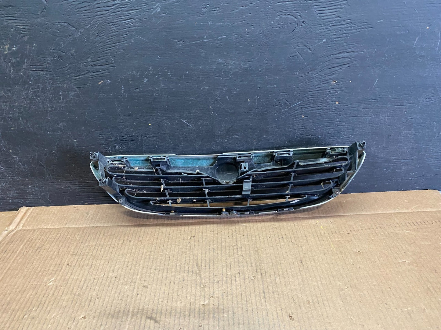 1999 Mazda 626 Front Upper Grill Grille G3408 DG4