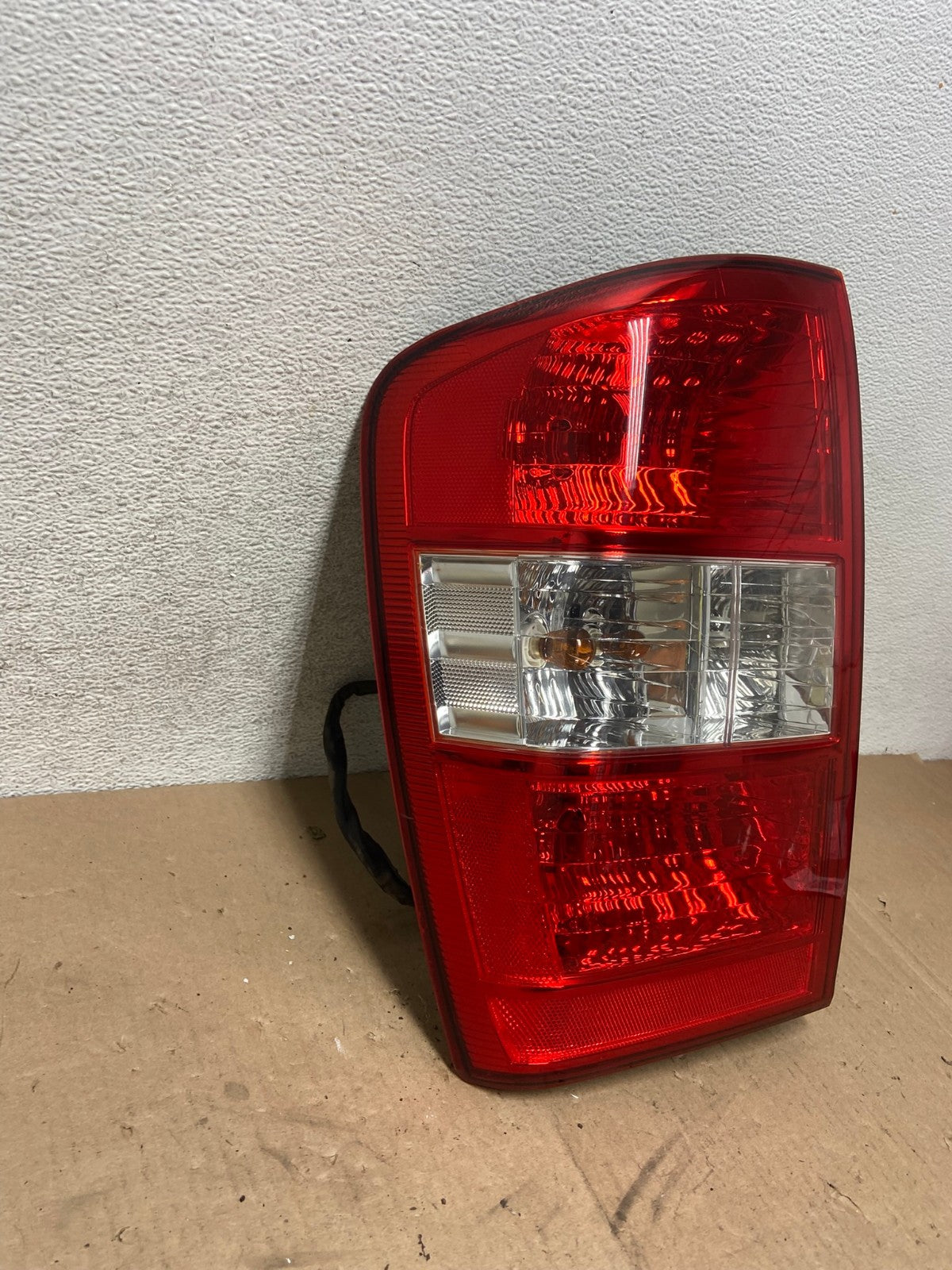 2006 to 2011 Kia Carnival Sedona Left Driver LH Side Tail Light AG4815 LK2