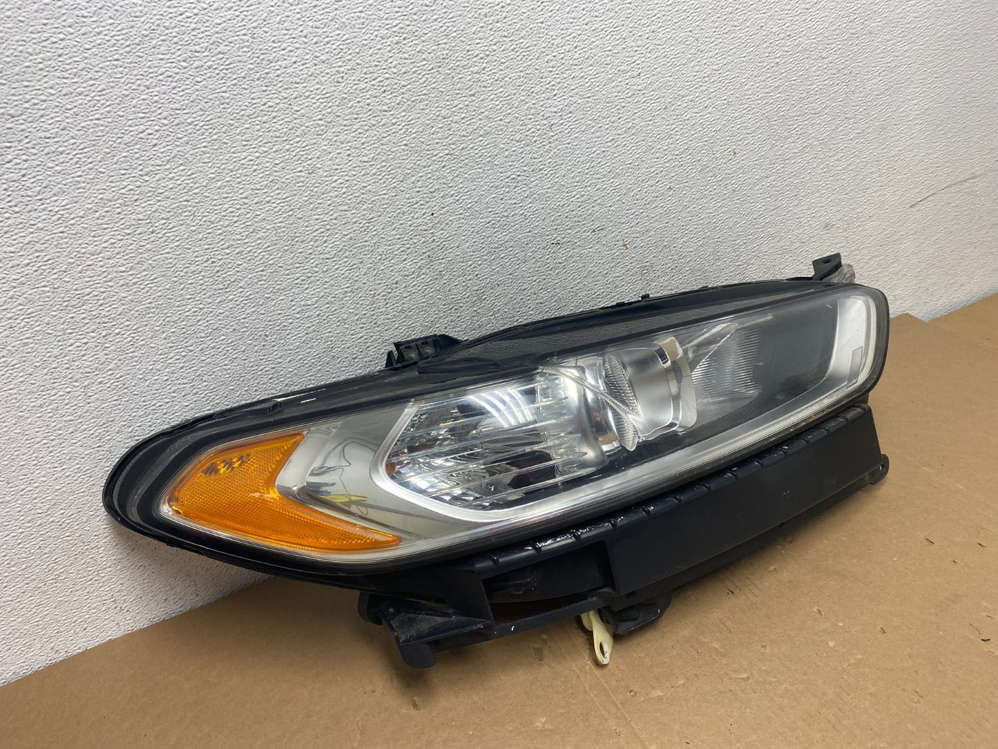 2013 to 2016 Ford Fusion Right Passenger Rh Side Headlight AD7884 DW2